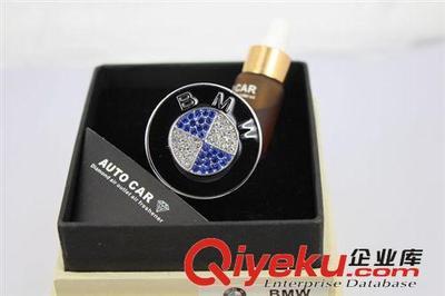 DAD鑲鉆出風口 汽車標志風口香水 奔馳出風口香熏 空調(diào)出風口香水-饒平縣海山路士達汽車裝飾用品經(jīng)營部提供DAD鑲鉆出風口 汽車標志風口香水 奔馳出風口香熏 空調(diào)出風口香水的相關(guān)介紹、產(chǎn)品、服務(wù)、圖片、價格饒平縣海山路士達汽車裝飾用品經(jīng)營部、汽車防爆膜;汽車改裝件;LED燈;汽車飾品;汽車香水;車載小電器;車衣